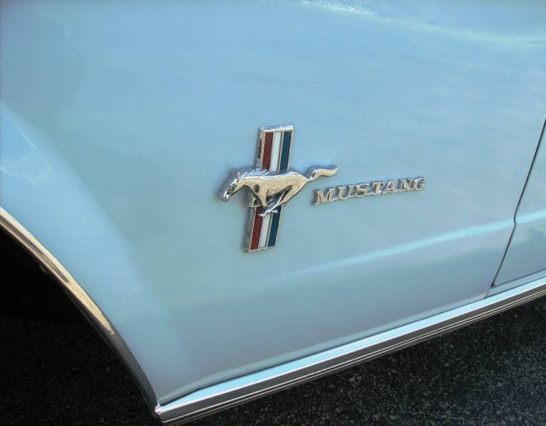 Tribar Mustang Fender Emblem
