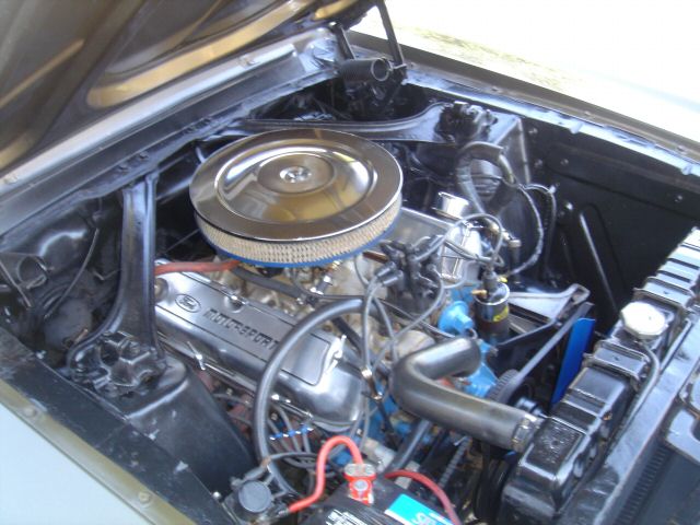 Aftermarket 302ci V8 engine with Shelby air cleaner