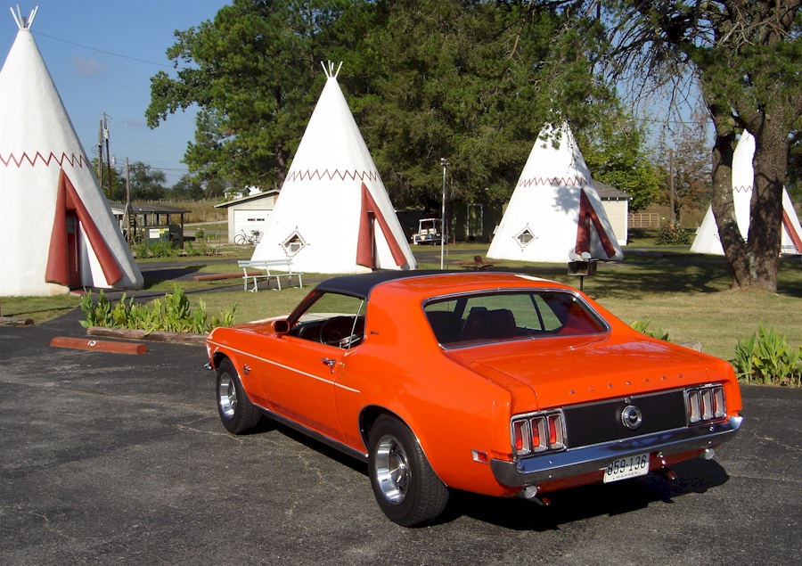 Orang e70 Mustang