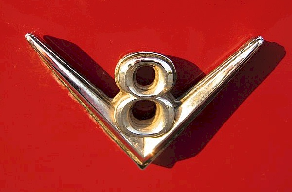 V8 Emblem