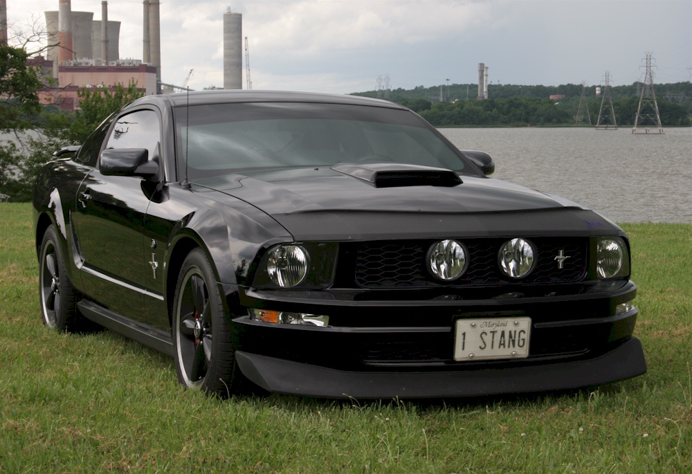 Black '05 Mustang Coupe