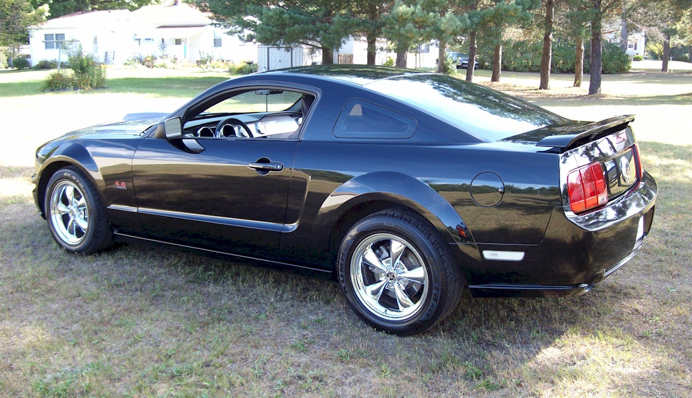 Black 06 Mustang GT