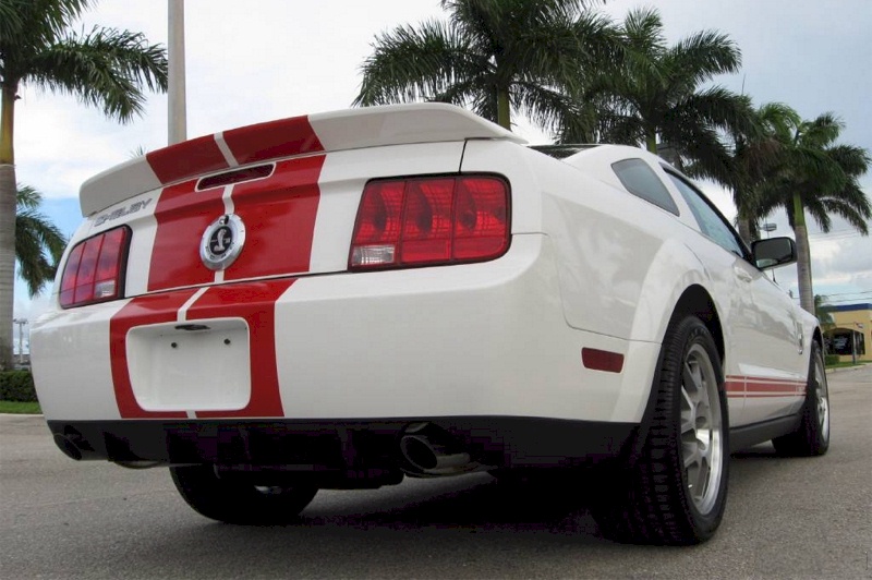 Pefrormance White 09 Shelby GT-500 Red Stripe Coupe