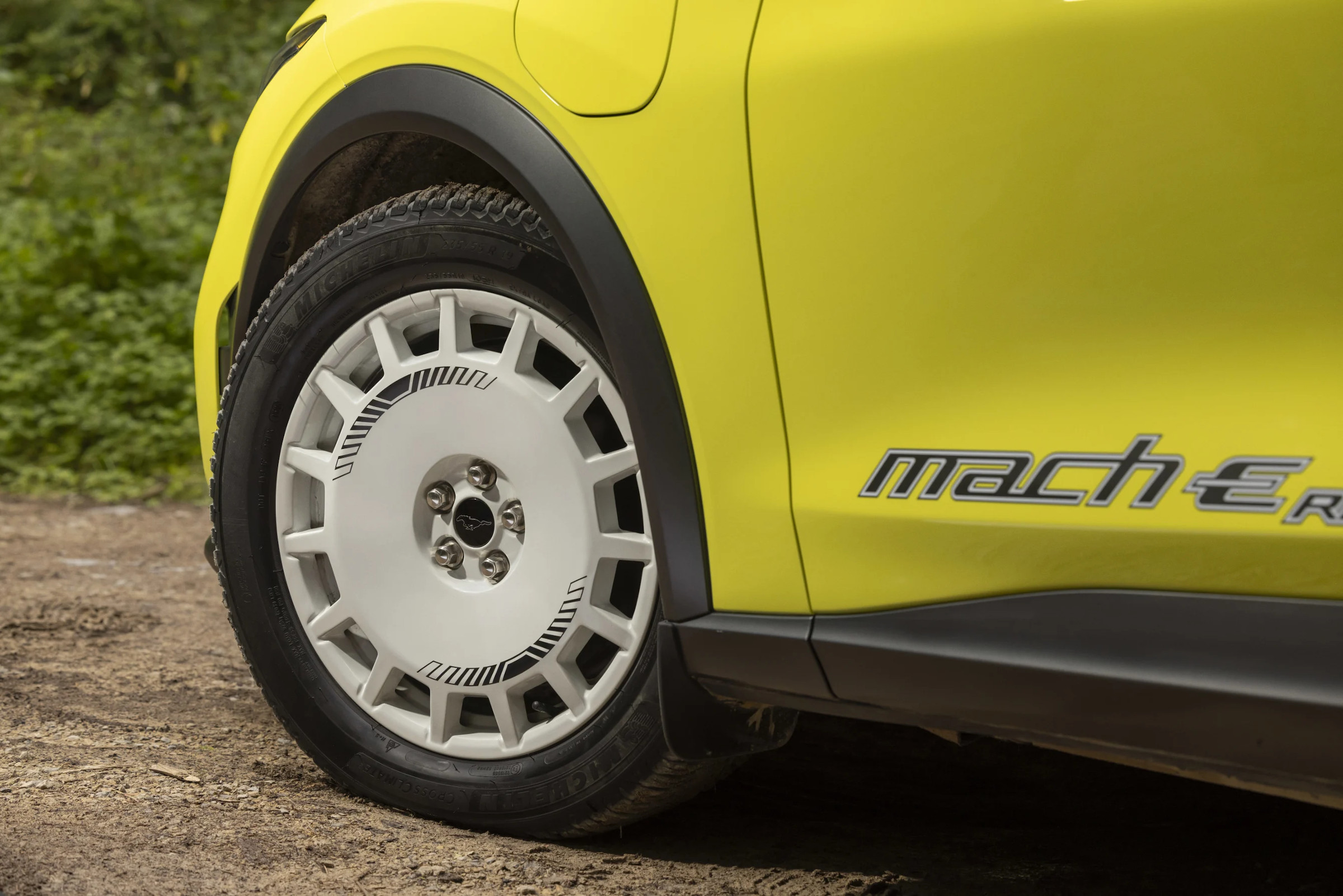 Rally white wheels and side badge